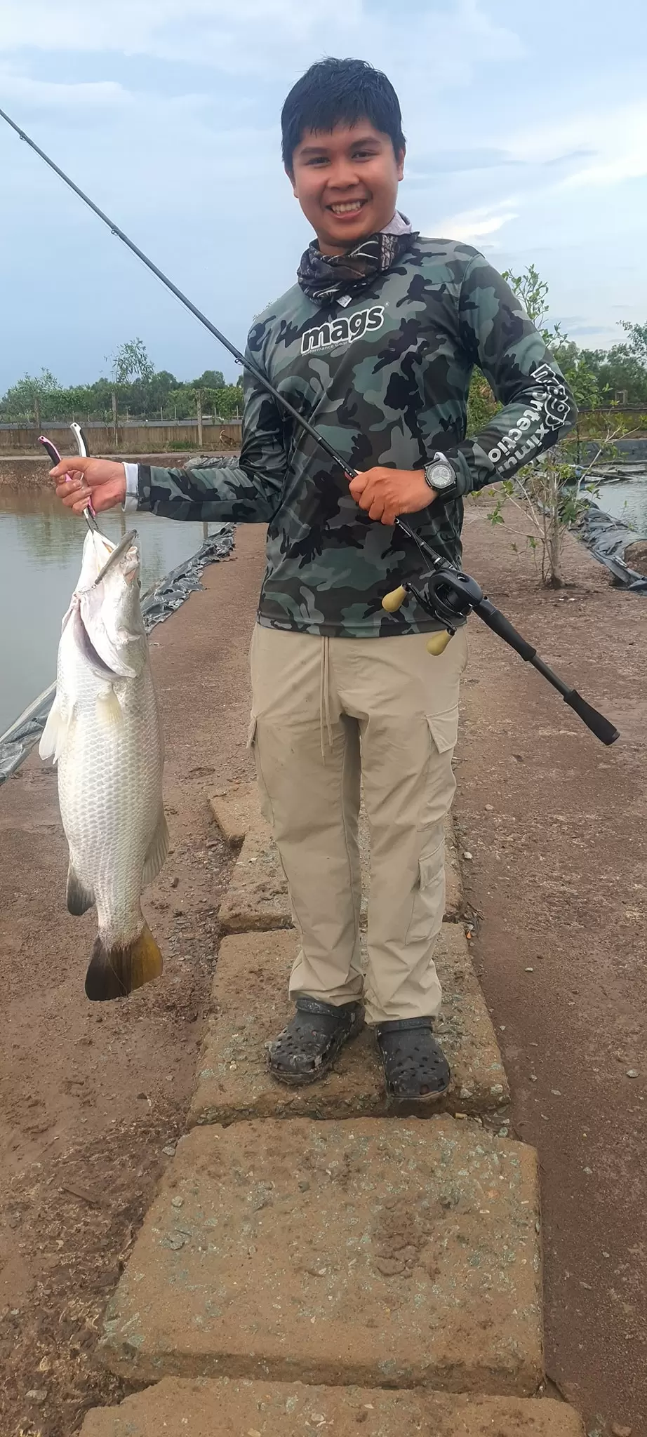 bằng cách di chuyển một vật chỉ thị