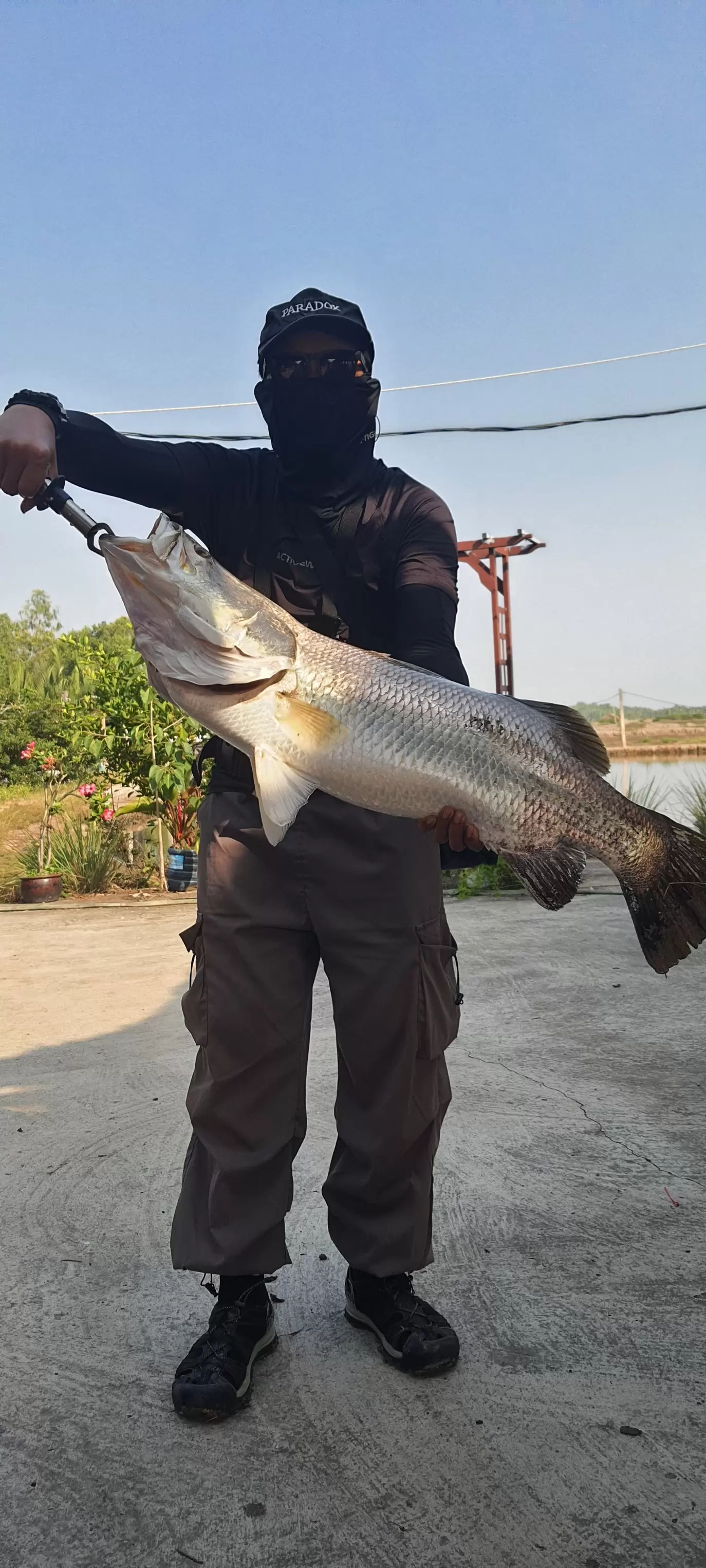 bằng cách di chuyển một vật chỉ thị